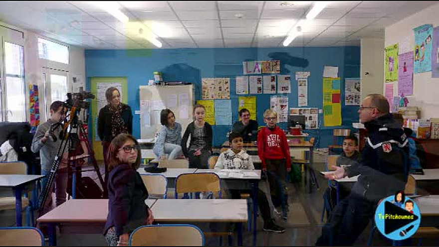 Les jeunes reporters de l'école primaire de Lacourt-Saint-Pierre Interviewent le Lieutenant Lafage, gendarmerie Nationale